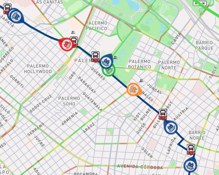Mapa en vivo de El Directo con colectivos de la línea 194, identificando las unidades con o sin lugar según su color